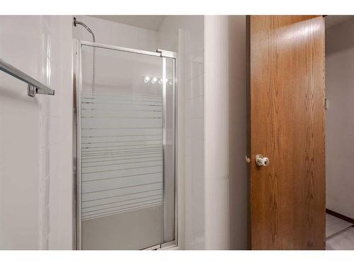 43 Edgewood Place Nw, Calgary, AB - Indoor Photo Showing Bathroom