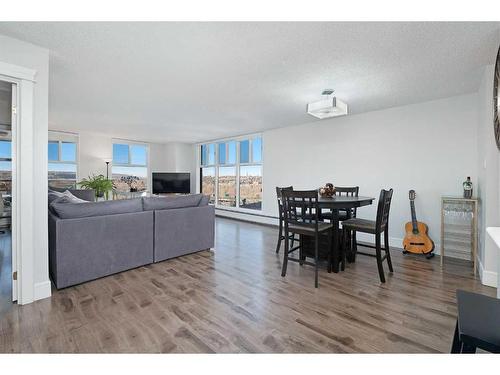 905-1100 8 Avenue Sw, Calgary, AB - Indoor Photo Showing Living Room