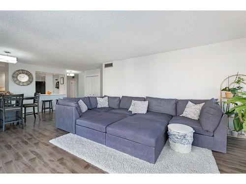 905-1100 8 Avenue Sw, Calgary, AB - Indoor Photo Showing Living Room