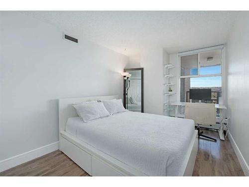 905-1100 8 Avenue Sw, Calgary, AB - Indoor Photo Showing Bedroom