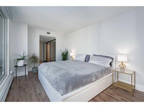 905-1100 8 Avenue Sw, Calgary, AB - Indoor Photo Showing Bedroom