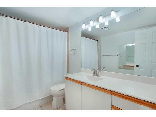 905-1100 8 Avenue Sw, Calgary, AB - Indoor Photo Showing Bathroom