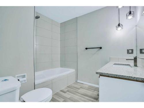 3723 7 Avenue Nw, Calgary, AB - Indoor Photo Showing Bathroom