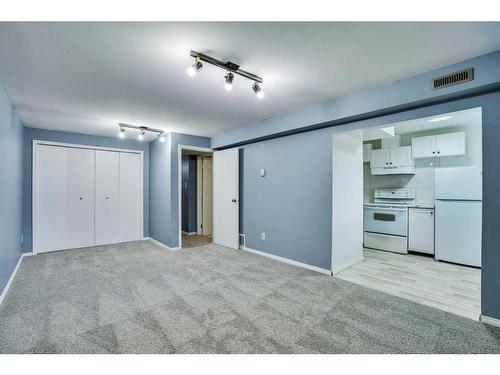 3723 7 Avenue Nw, Calgary, AB - Indoor Photo Showing Kitchen