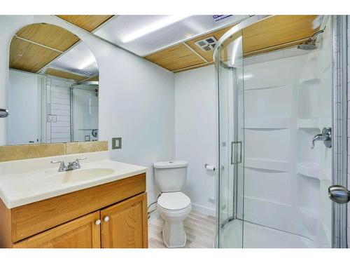 3723 7 Avenue Nw, Calgary, AB - Indoor Photo Showing Bathroom