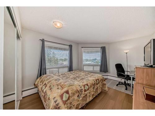 302-1712 38 Street Se, Calgary, AB - Indoor Photo Showing Bedroom