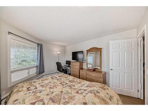 302-1712 38 Street Se, Calgary, AB - Indoor Photo Showing Bedroom