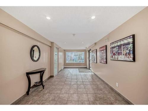 302-1712 38 Street Se, Calgary, AB - Indoor Photo Showing Other Room