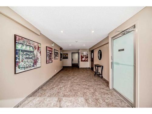 302-1712 38 Street Se, Calgary, AB - Indoor Photo Showing Other Room