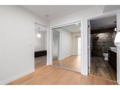 120 15 Street Nw, Calgary, AB - Indoor Photo Showing Other Room