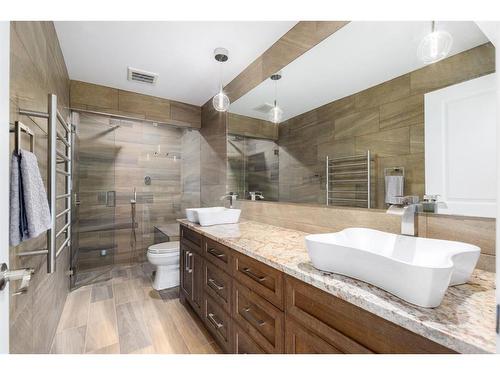 120 15 Street Nw, Calgary, AB - Indoor Photo Showing Bathroom