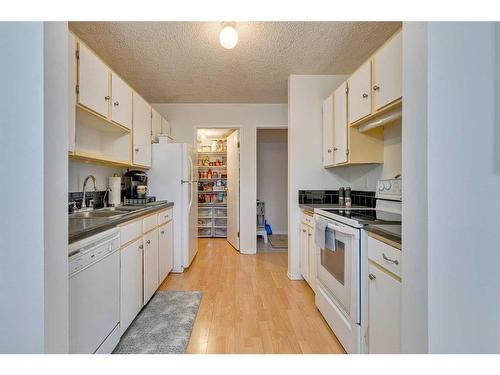 108-15403 Deer Run Drive Se, Calgary, AB - Indoor Photo Showing Kitchen