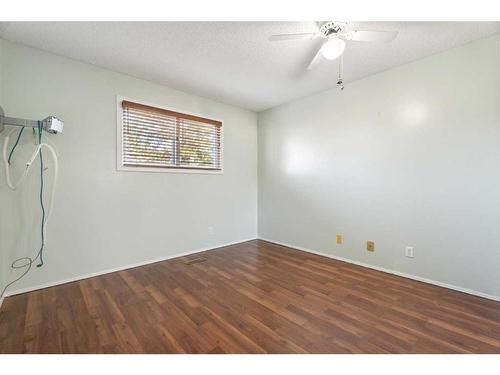 4304 58 Street Ne, Calgary, AB - Indoor Photo Showing Other Room