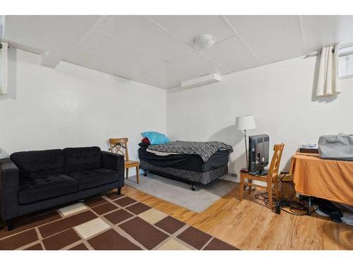 4304 58 Street Ne, Calgary, AB - Indoor Photo Showing Bedroom