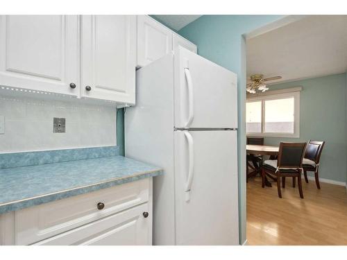 4304 58 Street Ne, Calgary, AB - Indoor Photo Showing Kitchen