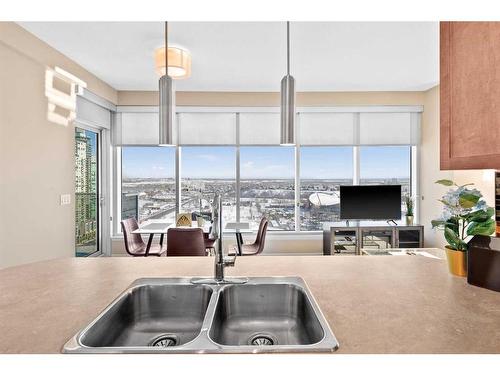 2502-1320 1 Street Se, Calgary, AB - Indoor Photo Showing Kitchen With Double Sink