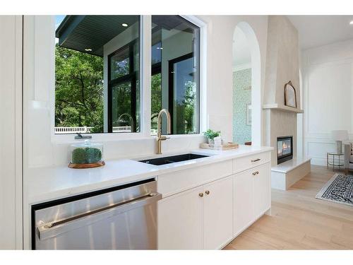 116 Malibou Road Sw, Calgary, AB - Indoor Photo Showing Kitchen