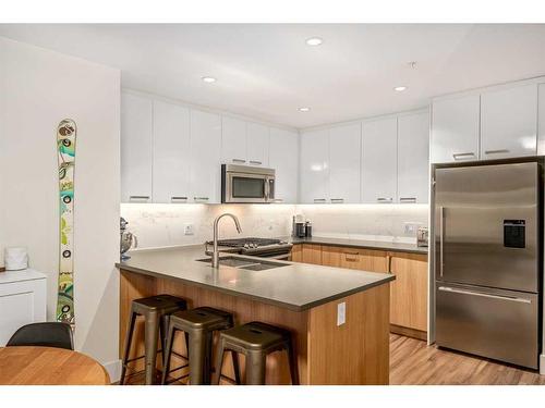 225-510 Edmonton Trail Ne, Calgary, AB - Indoor Photo Showing Kitchen With Stainless Steel Kitchen With Upgraded Kitchen