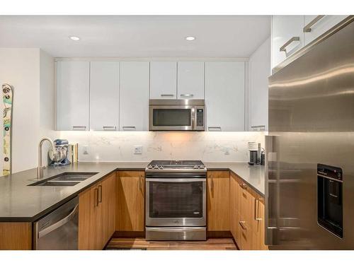 225-510 Edmonton Trail Ne, Calgary, AB - Indoor Photo Showing Kitchen With Stainless Steel Kitchen With Double Sink With Upgraded Kitchen