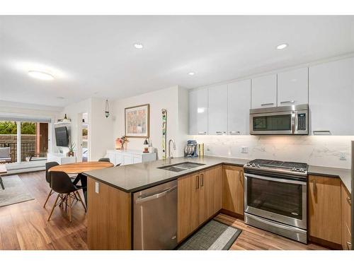 225-510 Edmonton Trail Ne, Calgary, AB - Indoor Photo Showing Kitchen With Stainless Steel Kitchen