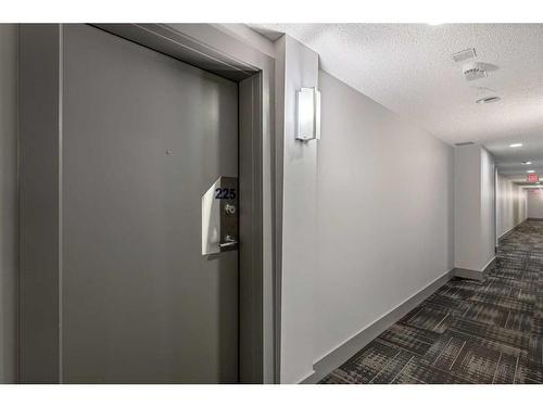 225-510 Edmonton Trail Ne, Calgary, AB - Indoor Photo Showing Other Room