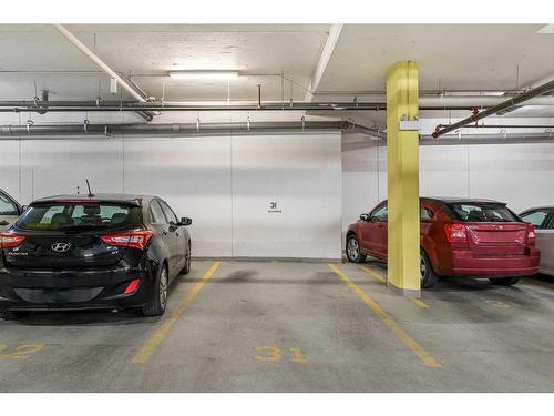 225-510 Edmonton Trail Ne, Calgary, AB - Indoor Photo Showing Garage