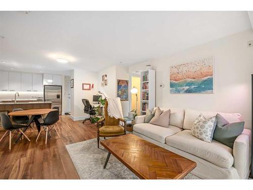 225-510 Edmonton Trail Ne, Calgary, AB - Indoor Photo Showing Living Room