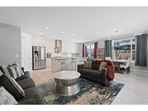 109 Belmont Terrace Sw, Calgary, AB - Indoor Photo Showing Living Room