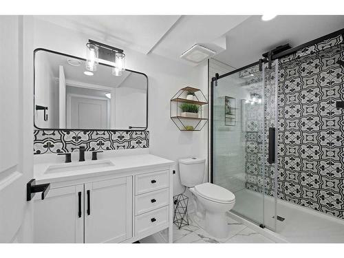 109 Belmont Terrace Sw, Calgary, AB - Indoor Photo Showing Bathroom