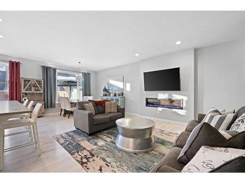 109 Belmont Terrace Sw, Calgary, AB - Indoor Photo Showing Living Room