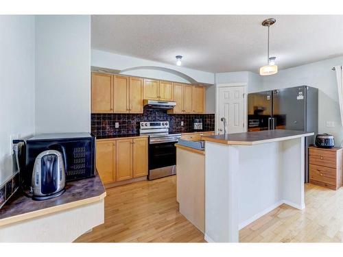 18 Covewood Circle Ne, Calgary, AB - Indoor Photo Showing Kitchen