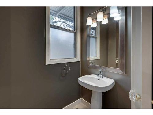 3012 7 Street Sw, Calgary, AB - Indoor Photo Showing Bathroom