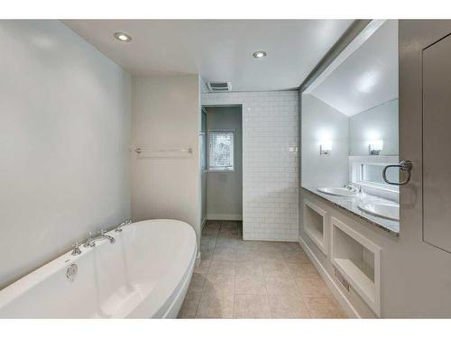 3012 7 Street Sw, Calgary, AB - Indoor Photo Showing Bathroom