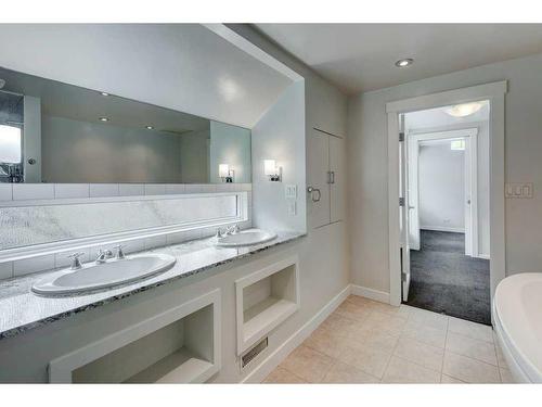 3012 7 Street Sw, Calgary, AB - Indoor Photo Showing Bathroom