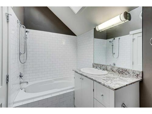 3012 7 Street Sw, Calgary, AB - Indoor Photo Showing Bathroom