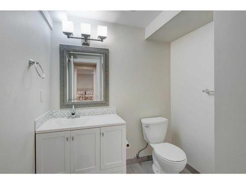 3012 7 Street Sw, Calgary, AB - Indoor Photo Showing Bathroom