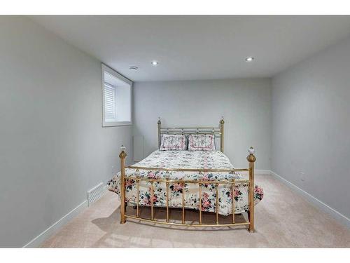 3012 7 Street Sw, Calgary, AB - Indoor Photo Showing Bedroom