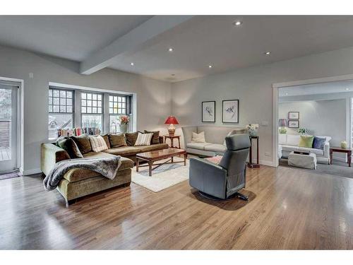 3012 7 Street Sw, Calgary, AB - Indoor Photo Showing Living Room