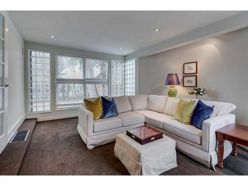 3012 7 Street Sw, Calgary, AB - Indoor Photo Showing Living Room