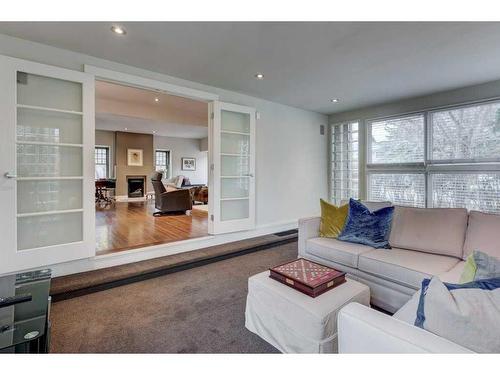 3012 7 Street Sw, Calgary, AB - Indoor Photo Showing Living Room