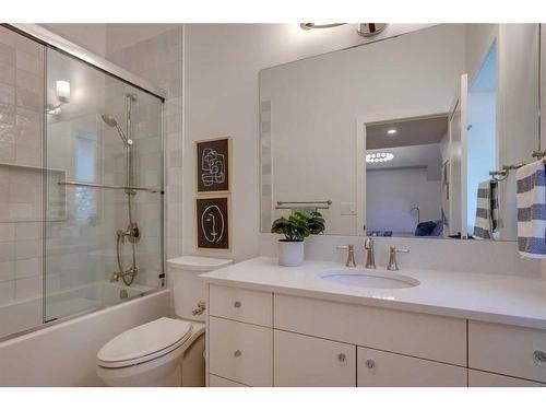 623 38 Avenue Sw, Calgary, AB - Indoor Photo Showing Bathroom