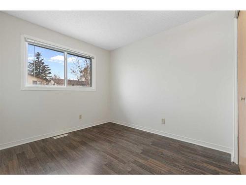 4327 58 Street Ne, Calgary, AB - Indoor Photo Showing Other Room