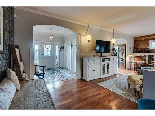 6003 Lloyd Crescent Sw, Calgary, AB - Indoor Photo Showing Living Room