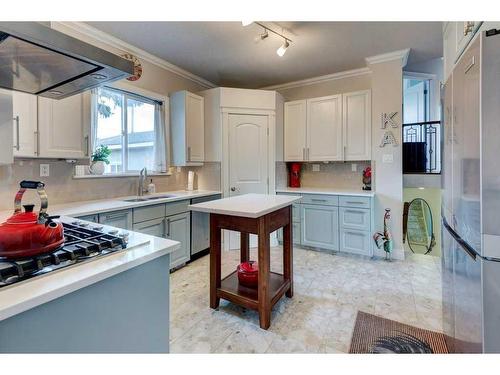 6003 Lloyd Crescent Sw, Calgary, AB - Indoor Photo Showing Kitchen