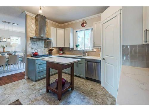 6003 Lloyd Crescent Sw, Calgary, AB - Indoor Photo Showing Kitchen