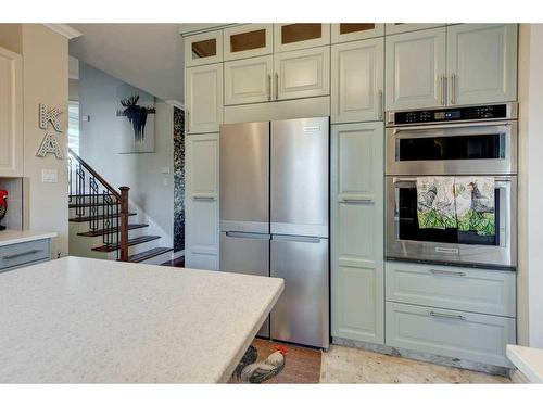 6003 Lloyd Crescent Sw, Calgary, AB - Indoor Photo Showing Kitchen