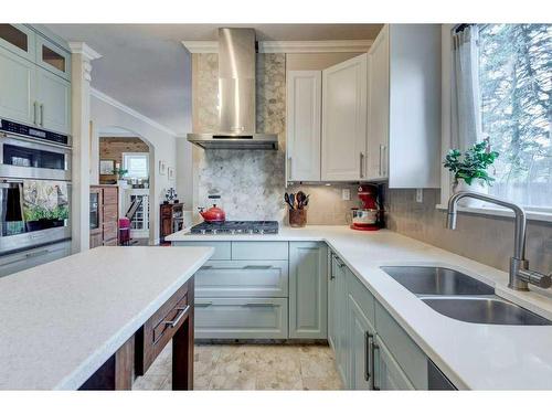 6003 Lloyd Crescent Sw, Calgary, AB - Indoor Photo Showing Kitchen With Double Sink