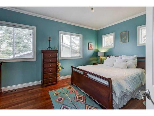 6003 Lloyd Crescent Sw, Calgary, AB - Indoor Photo Showing Bedroom