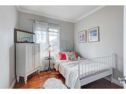 6003 Lloyd Crescent Sw, Calgary, AB - Indoor Photo Showing Bedroom