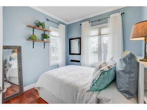 6003 Lloyd Crescent Sw, Calgary, AB - Indoor Photo Showing Bedroom